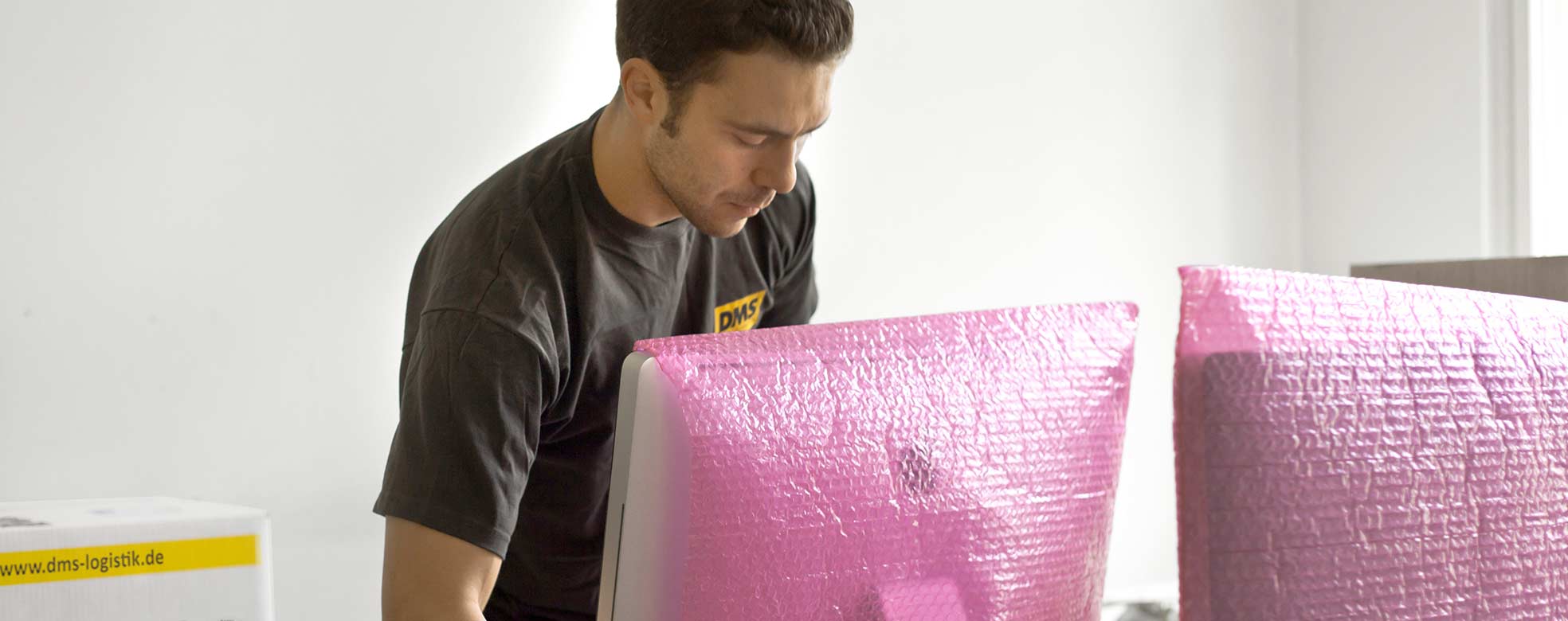 Mann verpackt Computer