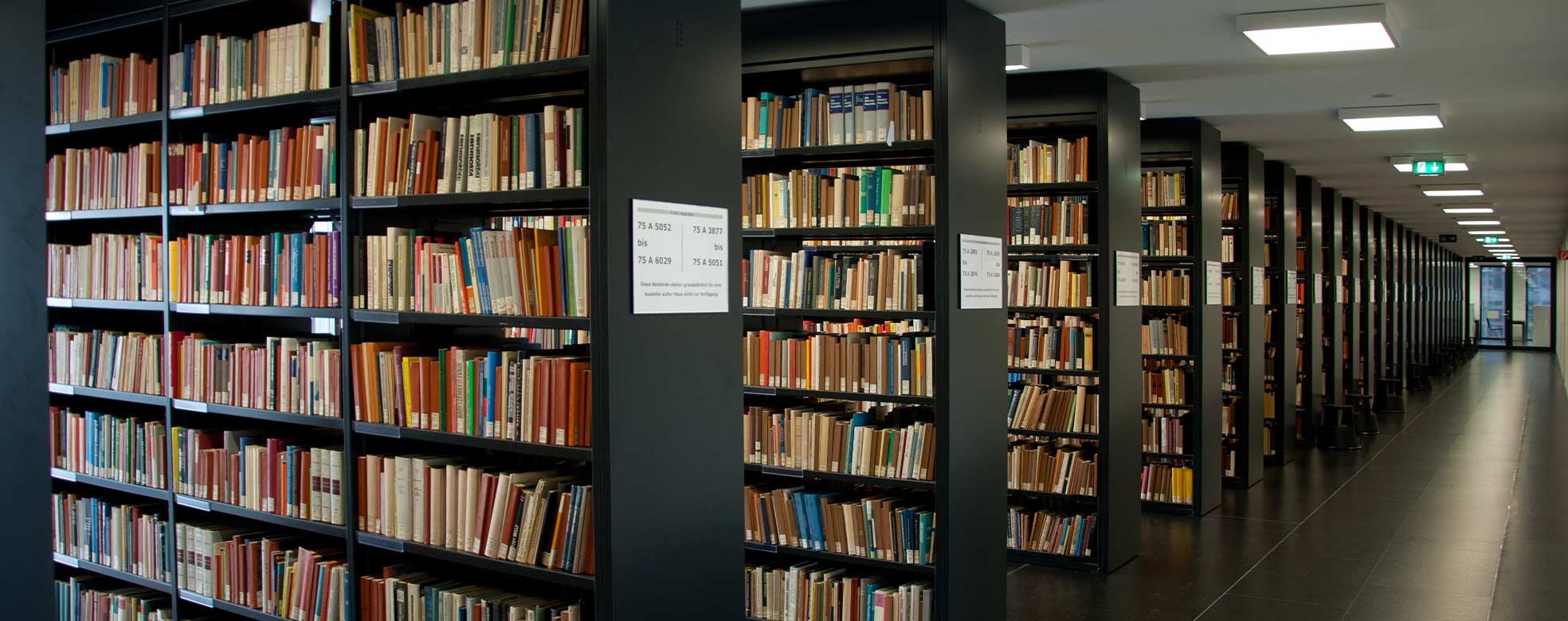 Regale in Bibliothek